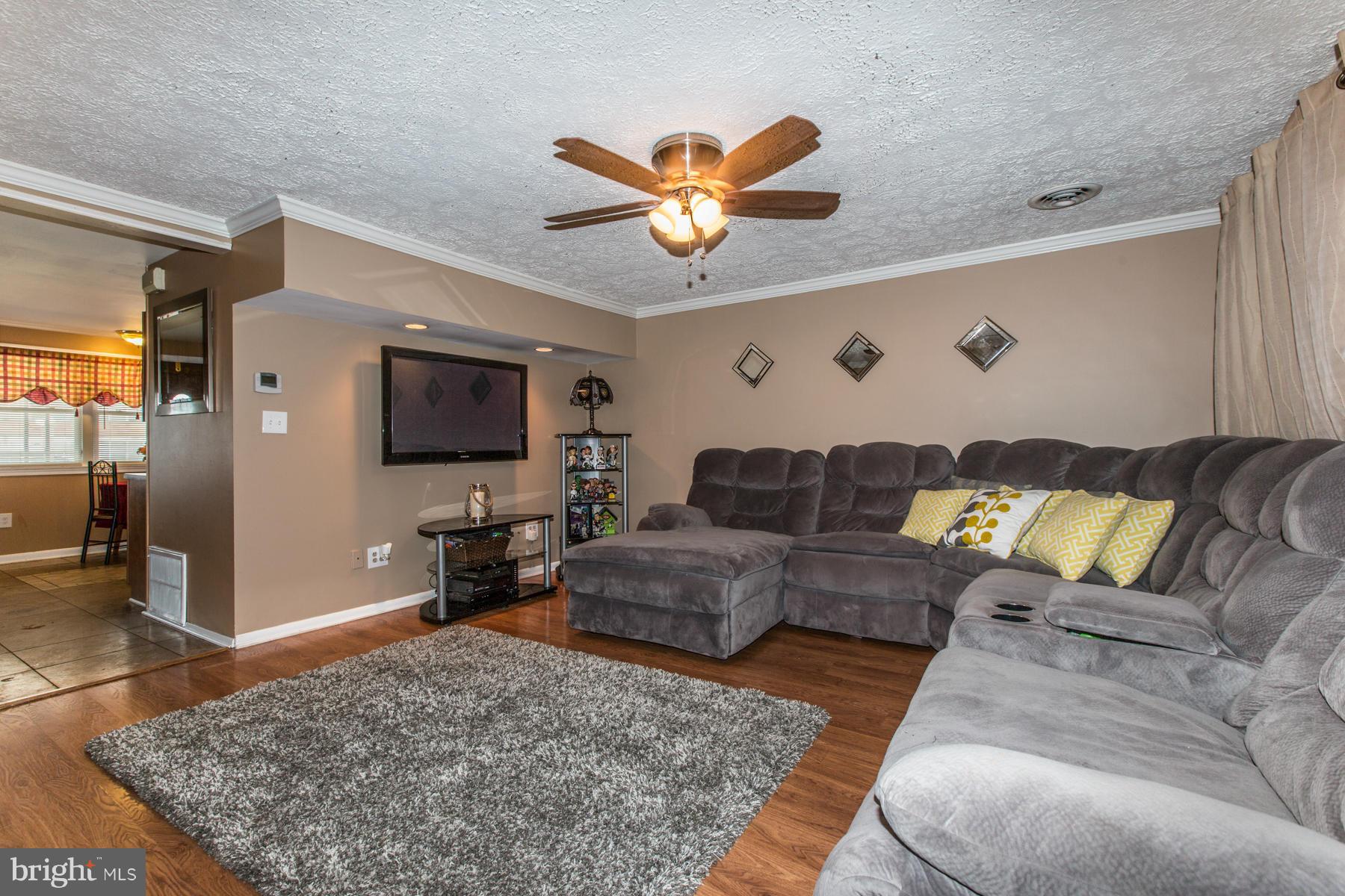 3219 Kessler Road Baltimore, MD 21227 - Photo 6 of 14 Living Room