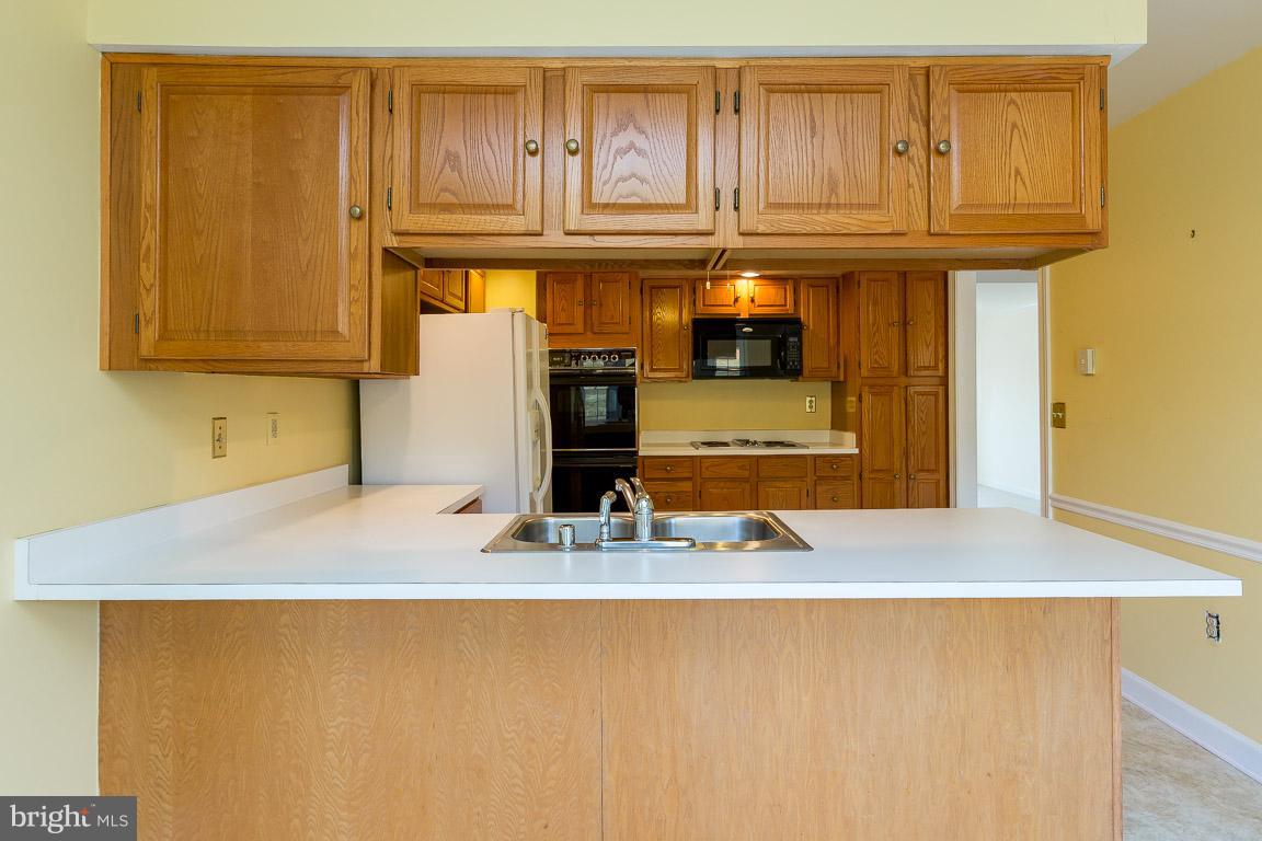 5592 Rivendell Place Frederick, MD 21703 - Photo 11 of 28 Spacious kitchen