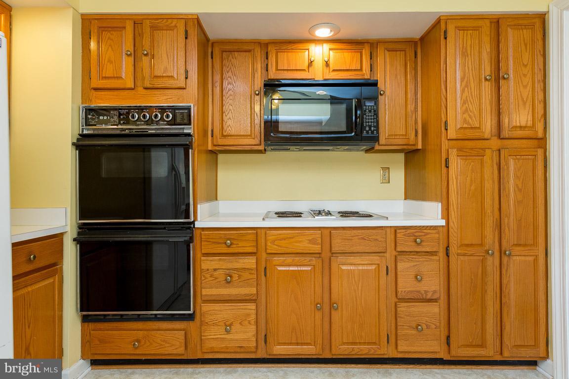 5592 Rivendell Place Frederick, MD 21703 - Photo 13 of 28 Double ovens, cooktop, built-in microwave