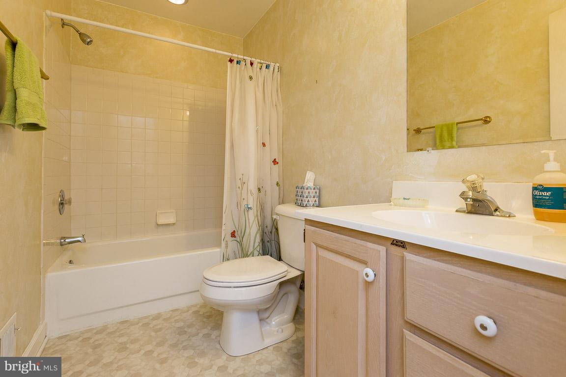 5592 Rivendell Place Frederick, MD 21703 - Photo 16 of 28 Hall bath