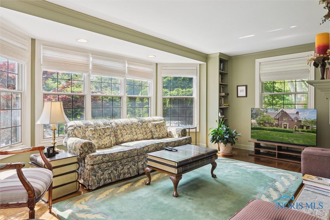 3534 Edgevale Road Toledo, OH 43606 - Photo 11 of 43 Sun Room/Den w/ Bay Window