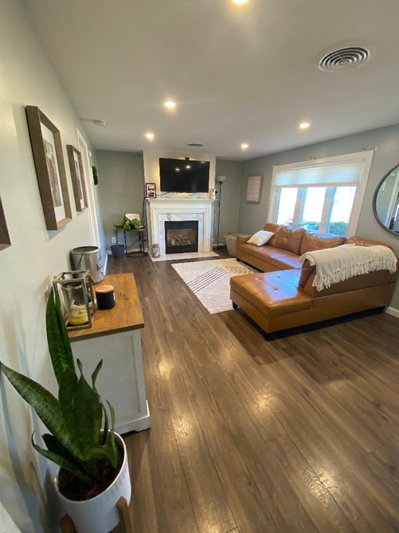 102 Pembroke Street Springfield, MA 01104 - Photo 5 of 13 Gallery Image 5