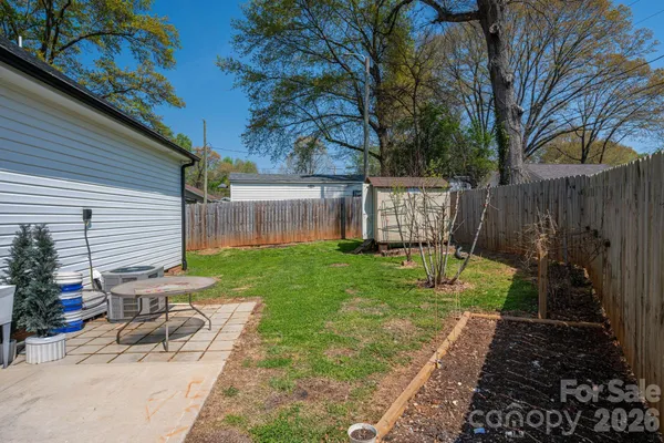 a view of a house with backyard and trees