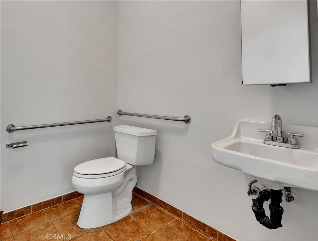 34202 Sepulveda Avenue Dana Point, CA 92624 - Photo 17 of 17 Half bathroom