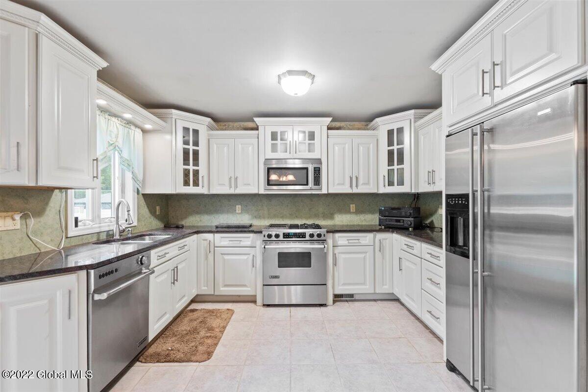 217 Taurus Road Schenectady, NY 12304 - Photo 3 of 33 12-HMS_9901