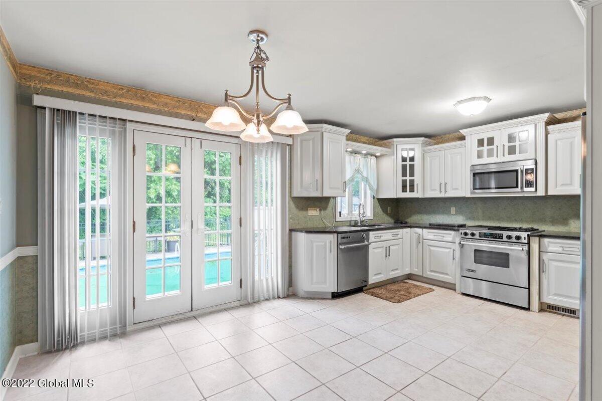 217 Taurus Road Schenectady, NY 12304 - Photo 6 of 33 10-HMS_9892