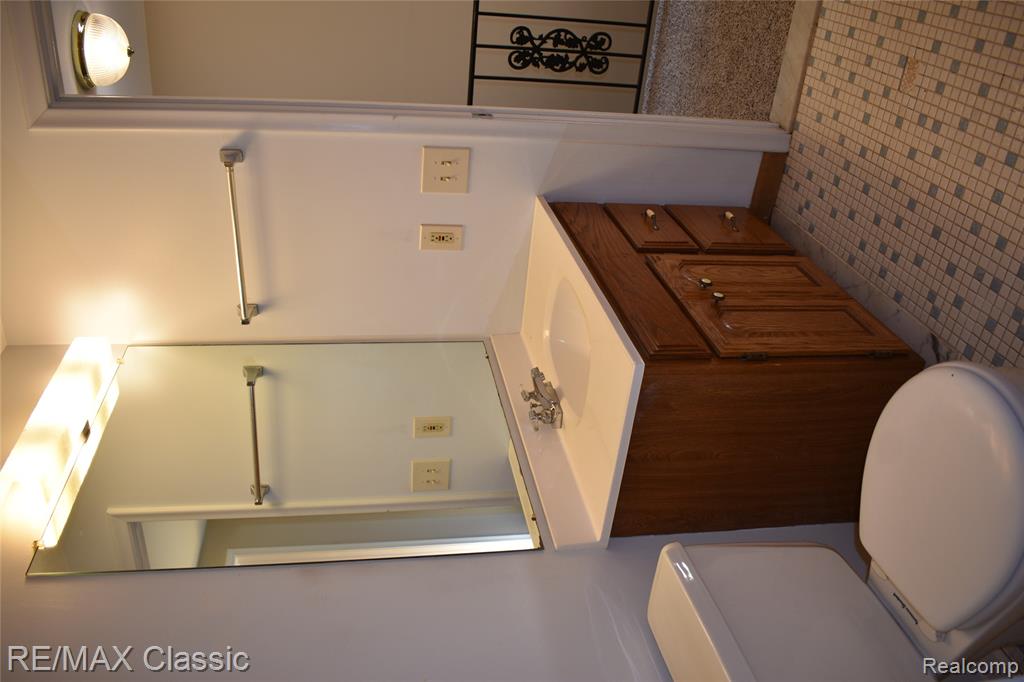 1977 Meadow Ridge Drive Walled Lake, MI 48390 - Photo 29 of 53