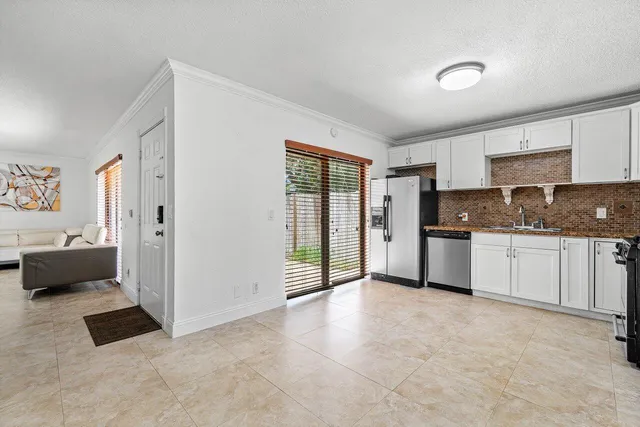 $2,300 | 2453 Waterside Drive, Lake Worth, FL 33461