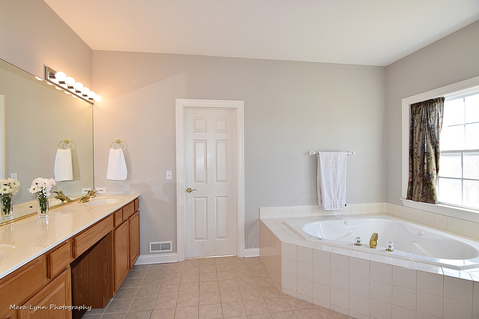 37W200 Red Gate Road St. Charles, IL 60175 - Photo 23 of 47 a bathroom with a tub a sink and a mirror