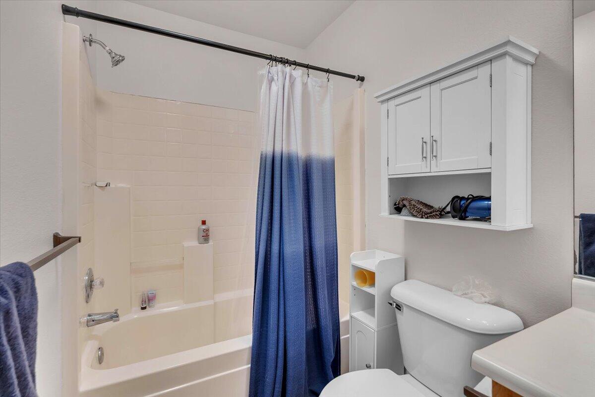 4597 Lynbrook Loop Redding, CA 96003 - Photo 11 of 36 Unit 1 - Hall bath, shower over tub