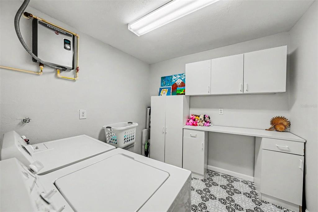 9204 Golf View Drive New Port Richey, FL 34655 - Photo 17 of 33 a utility room with dryer and washer