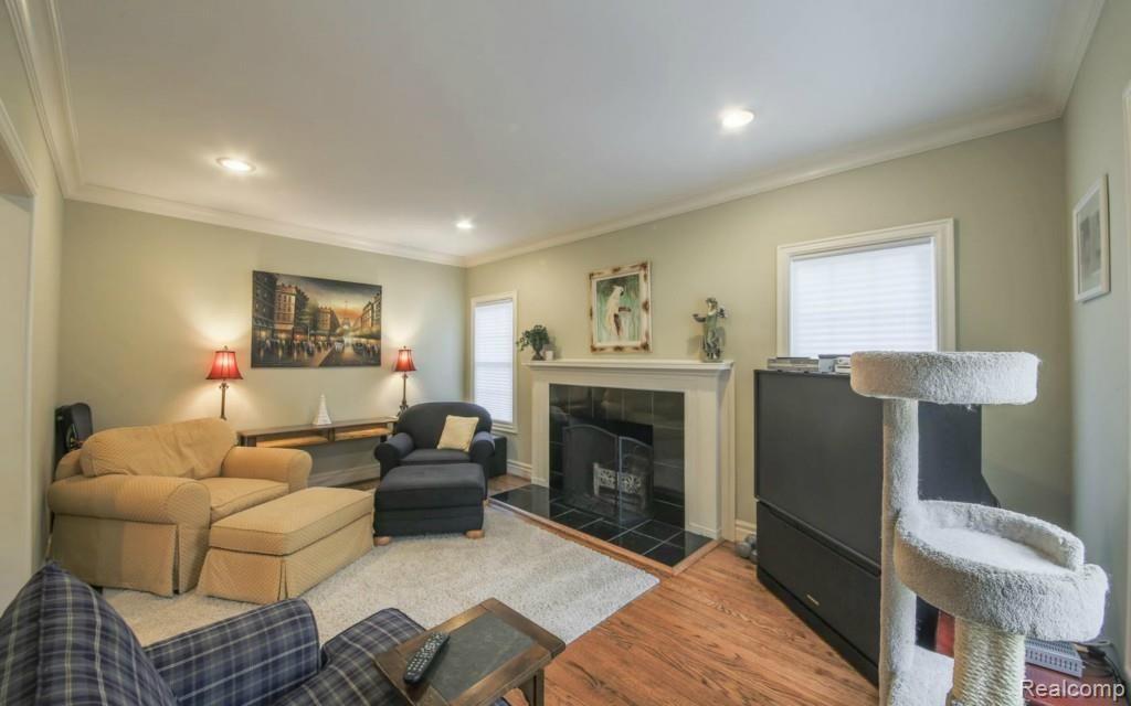 667 Washington Road Grosse Pointe, MI 48230 - Photo 4 of 29 4-photo-web-1680x1050-188353.jpg