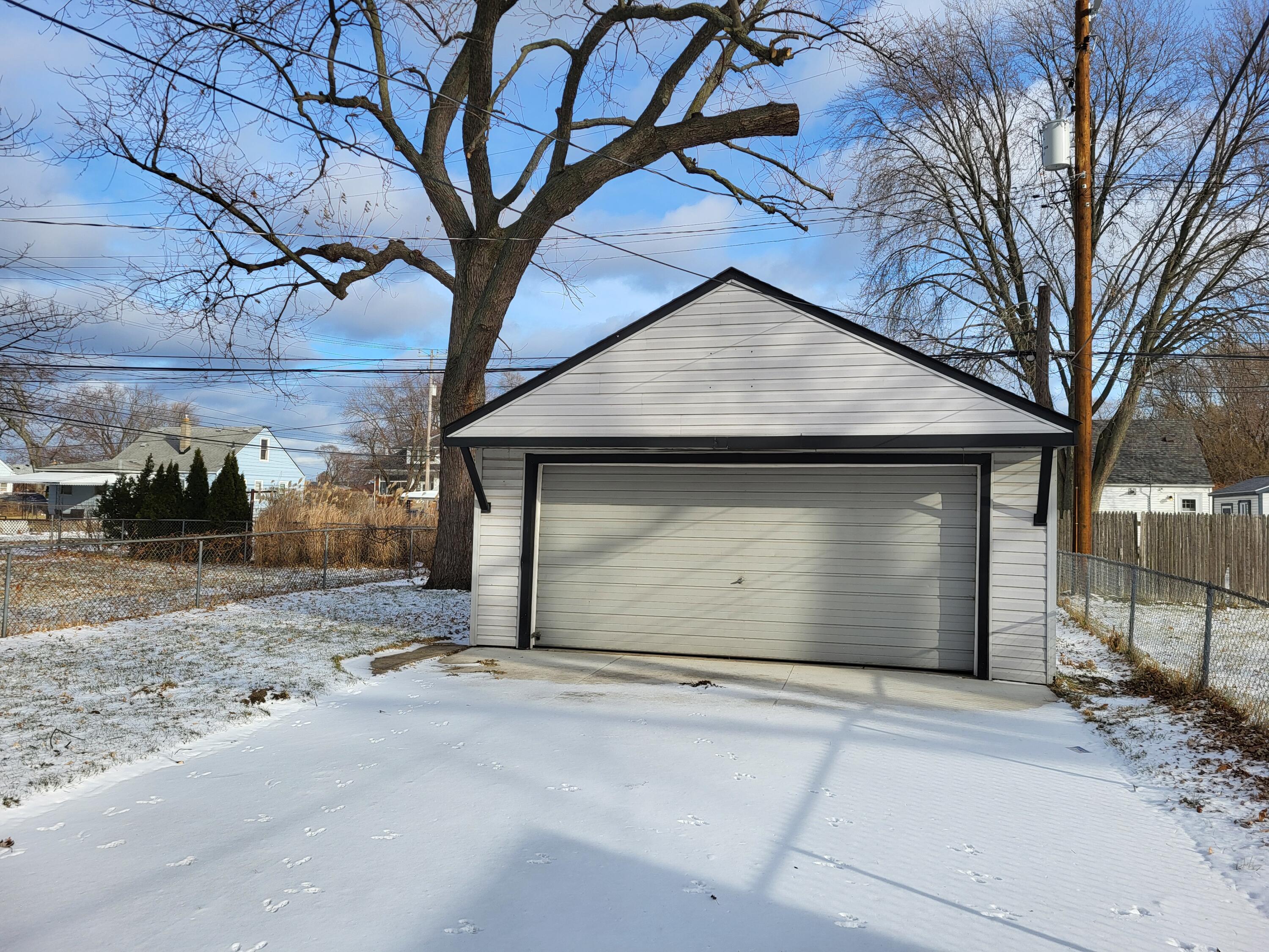 24360 Flower Avenue Eastpointe, MI 48021 - Photo 3 of 18 20251230_143043