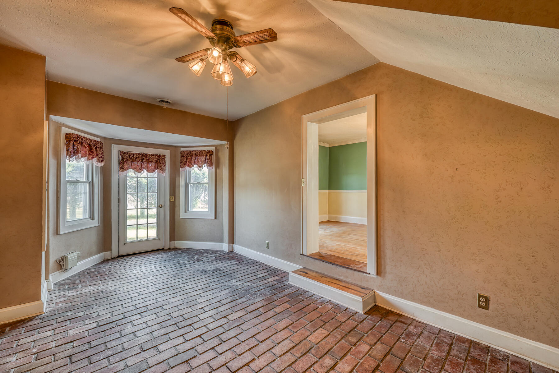 130 Crossway Road Bristol, VA 24201 - Photo 5 of 50 130 Crossway Rd 5