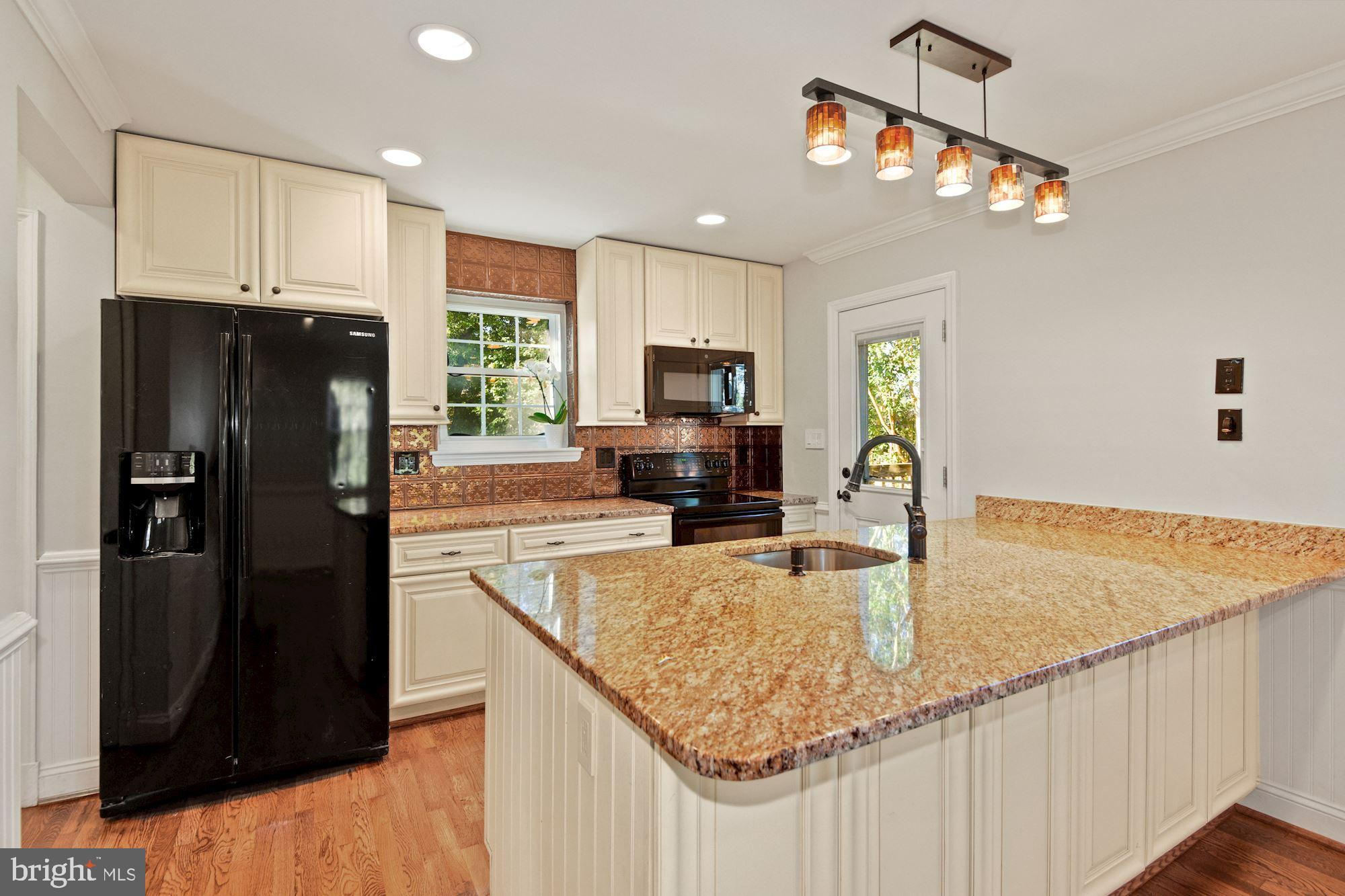 2610 Arvin Street Silver Spring, MD 20902 - Photo 5 of 38 Eat-in Kitchen w/ Breakfast Bar.