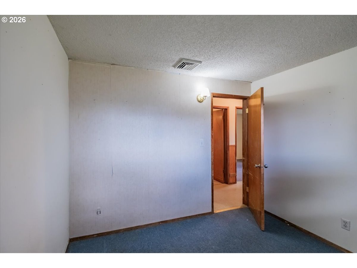 341 Northeast Cambridge Circle Corvallis, OR 97330 - Photo 14 of 46 a view of an empty room