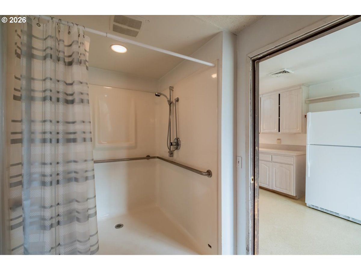 341 Northeast Cambridge Circle Corvallis, OR 97330 - Photo 16 of 46 a bathroom with a shower