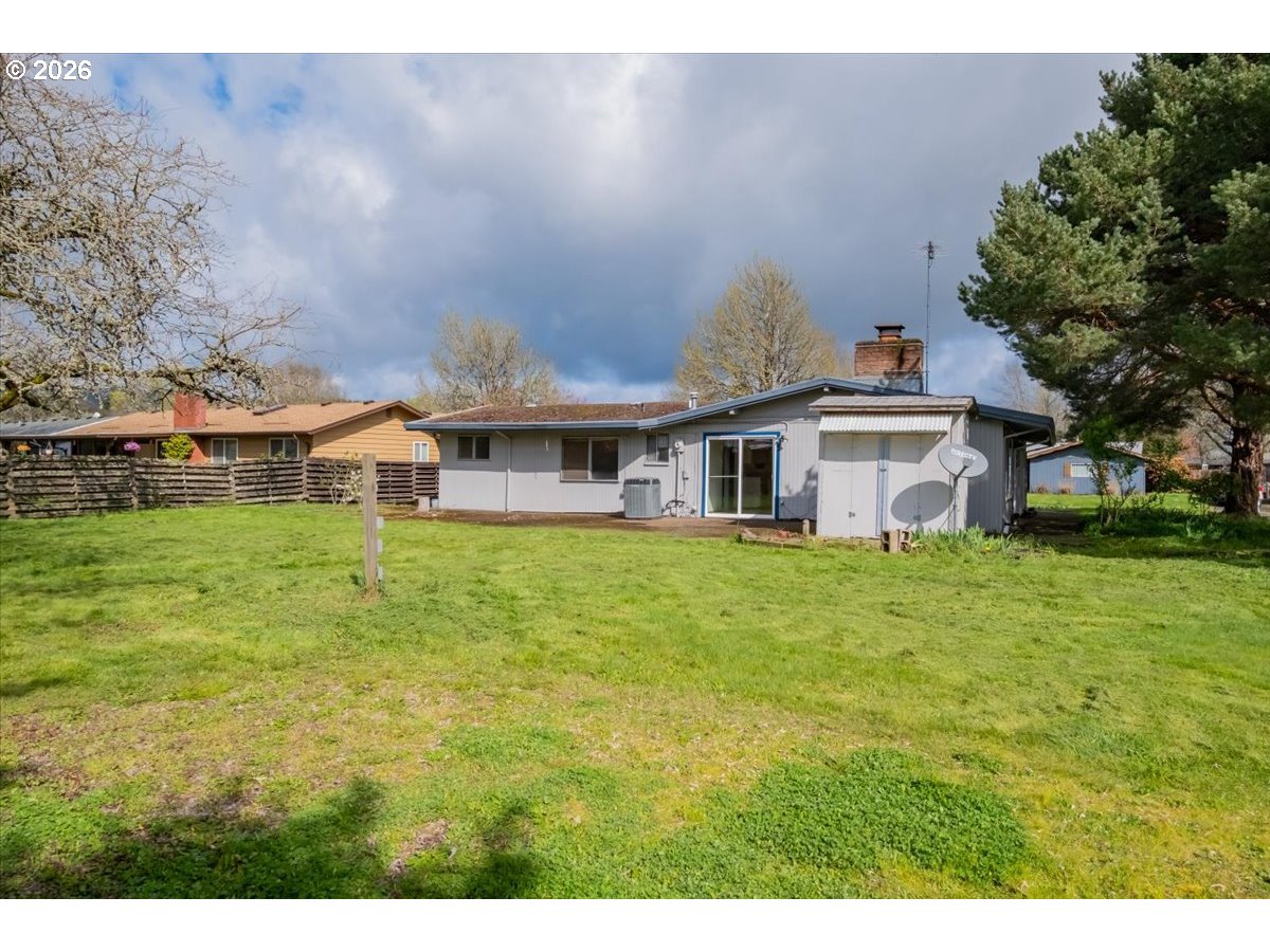 341 Northeast Cambridge Circle Corvallis, OR 97330 - Photo 36 of 46 a front view of house with yard and trees
