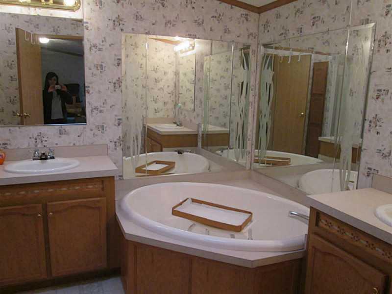 429 Bonniebrook Road Butler, PA 16002 - Photo 14 of 20 Master Bath/Spa.