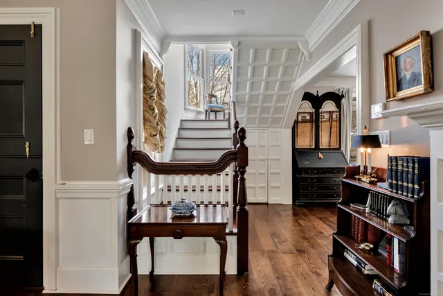 a view of entryway with furniture