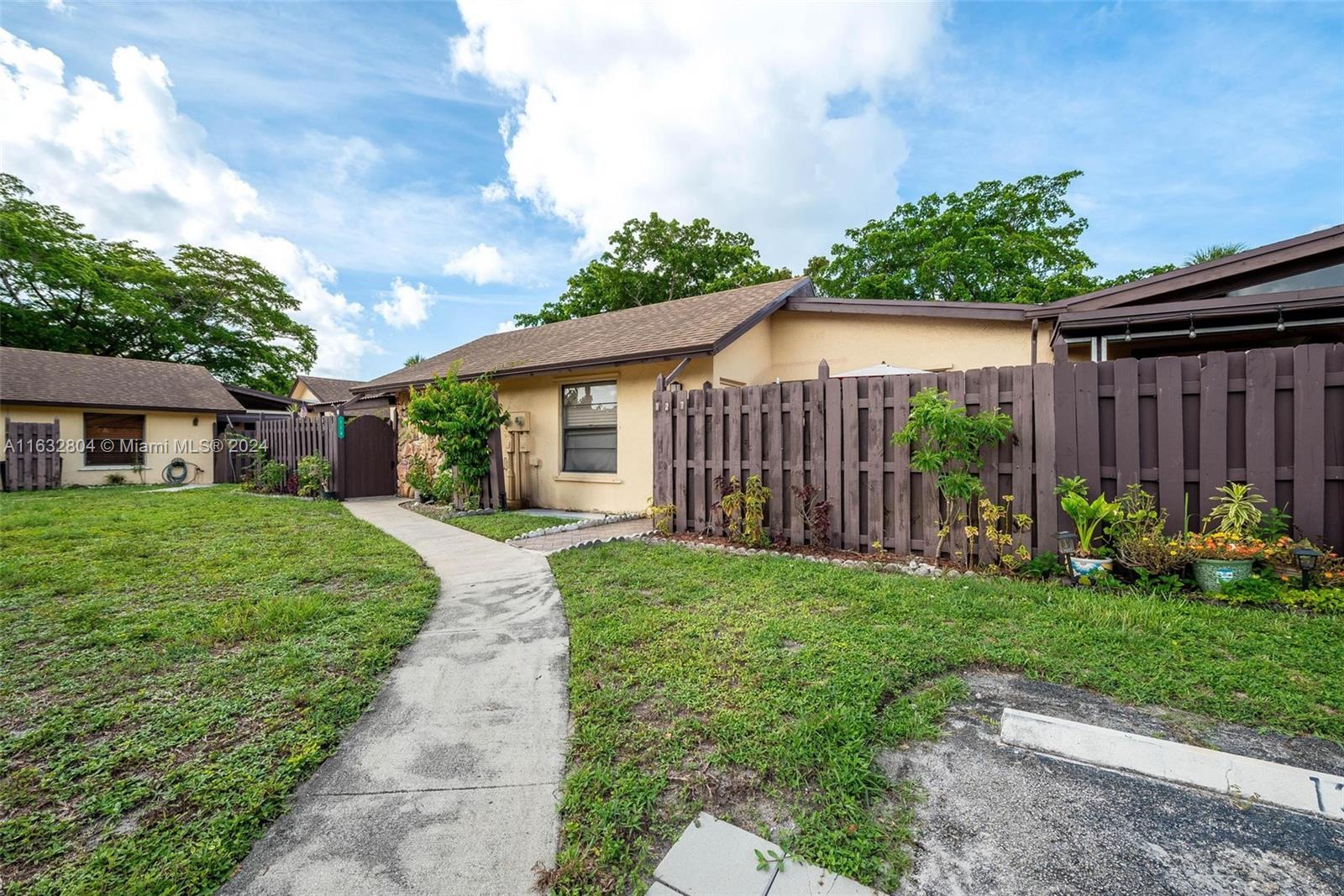 127 Gate Road, Unit 265 Hollywood, FL 33024 - Photo 7 of 40 Gallery Image 7
