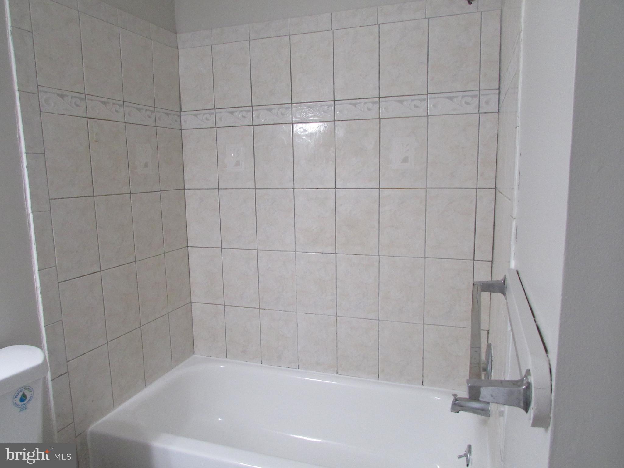 1027 Harbour Drive Palmyra, NJ 08065 - Photo 16 of 16 a bathroom with a bathtub