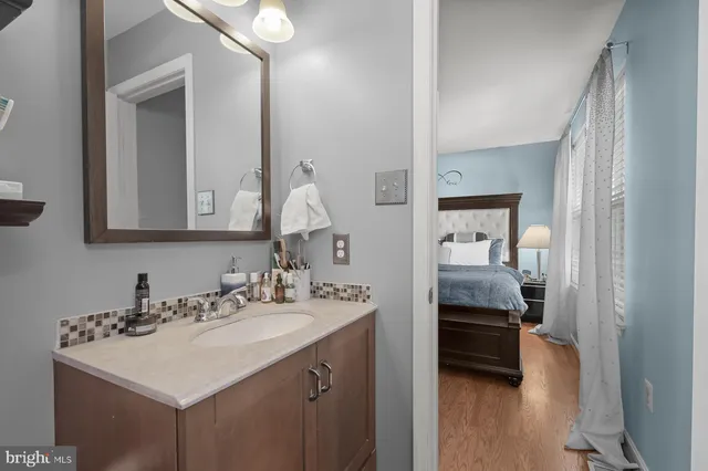 a en suite bathroom with a sink and a mirror