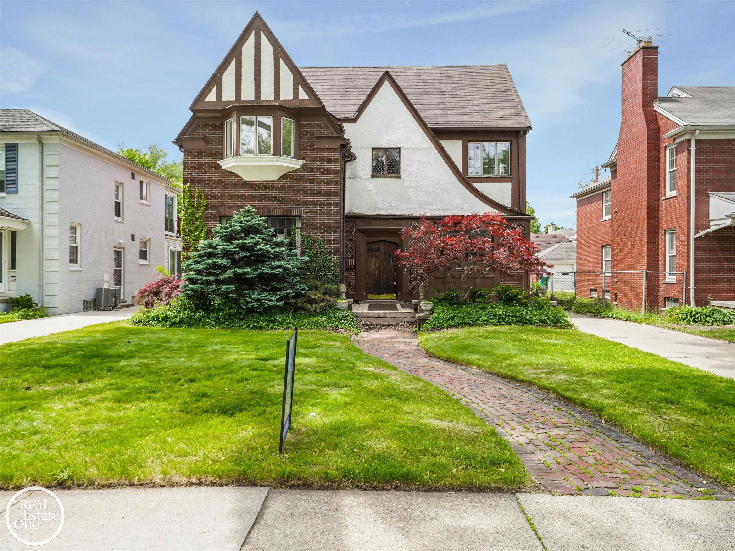 943 Harcourt Road Grosse Pointe, MI 48230 - Photo 2 of 45