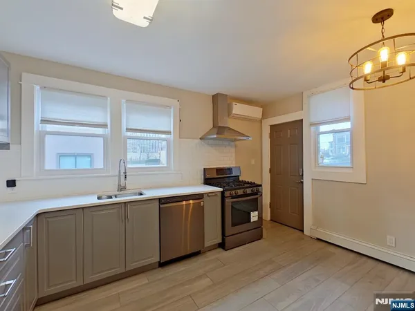 $2,850 | 210 Warren Avenue, Unit LEFT A, Fort Lee, NJ 07024
