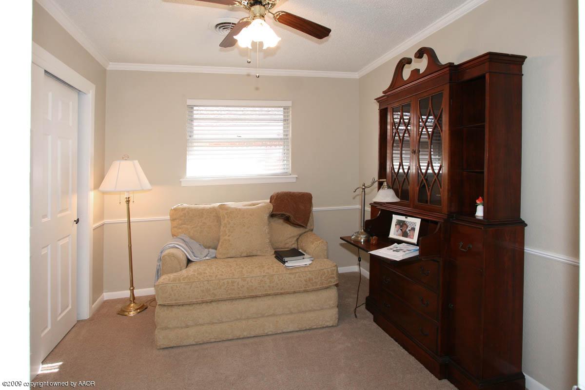6015 Elmhurst Road Amarillo, TX 79106 - Photo 5 of 15 a living room with furniture a lamp and a window