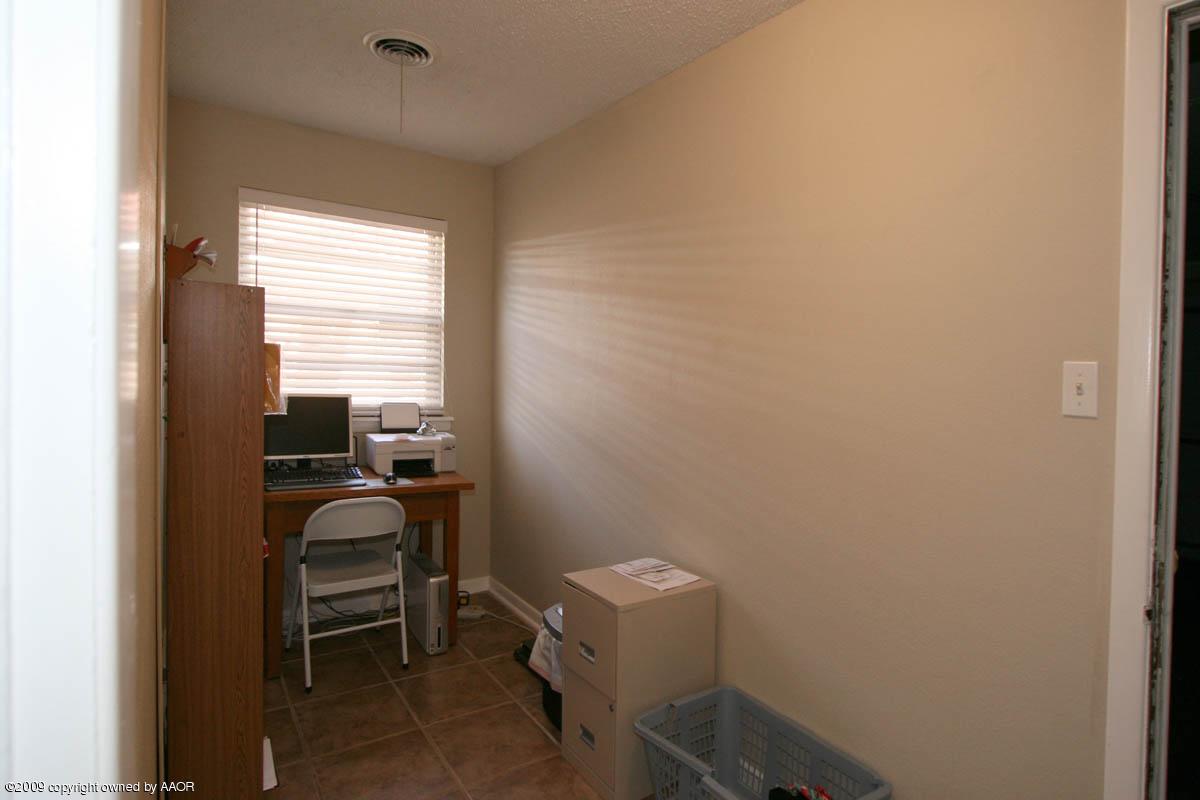 6015 Elmhurst Road Amarillo, TX 79106 - Photo 10 of 15 a room with a chair and a window