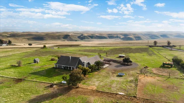 $1,100,000 | 22090 Arburua Road, Los Banos, CA 93635