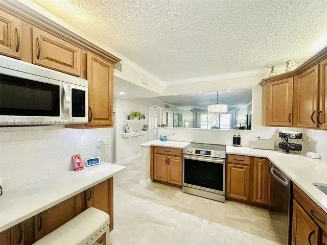 $335,000 | 437 Lakeview Drive, Unit 104, Weston, FL 33326