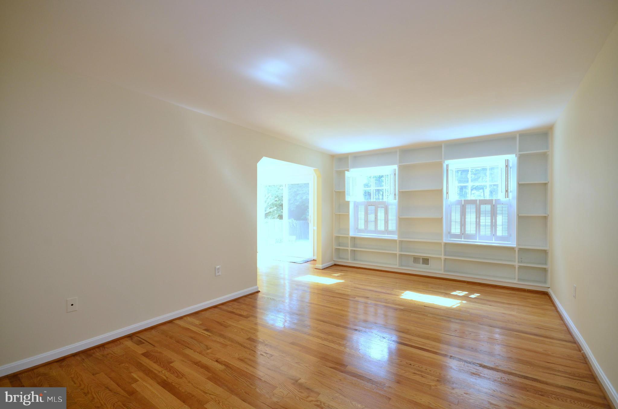 8620 Atwell Road Potomac, MD 20854 - Photo 3 of 30 Living Room