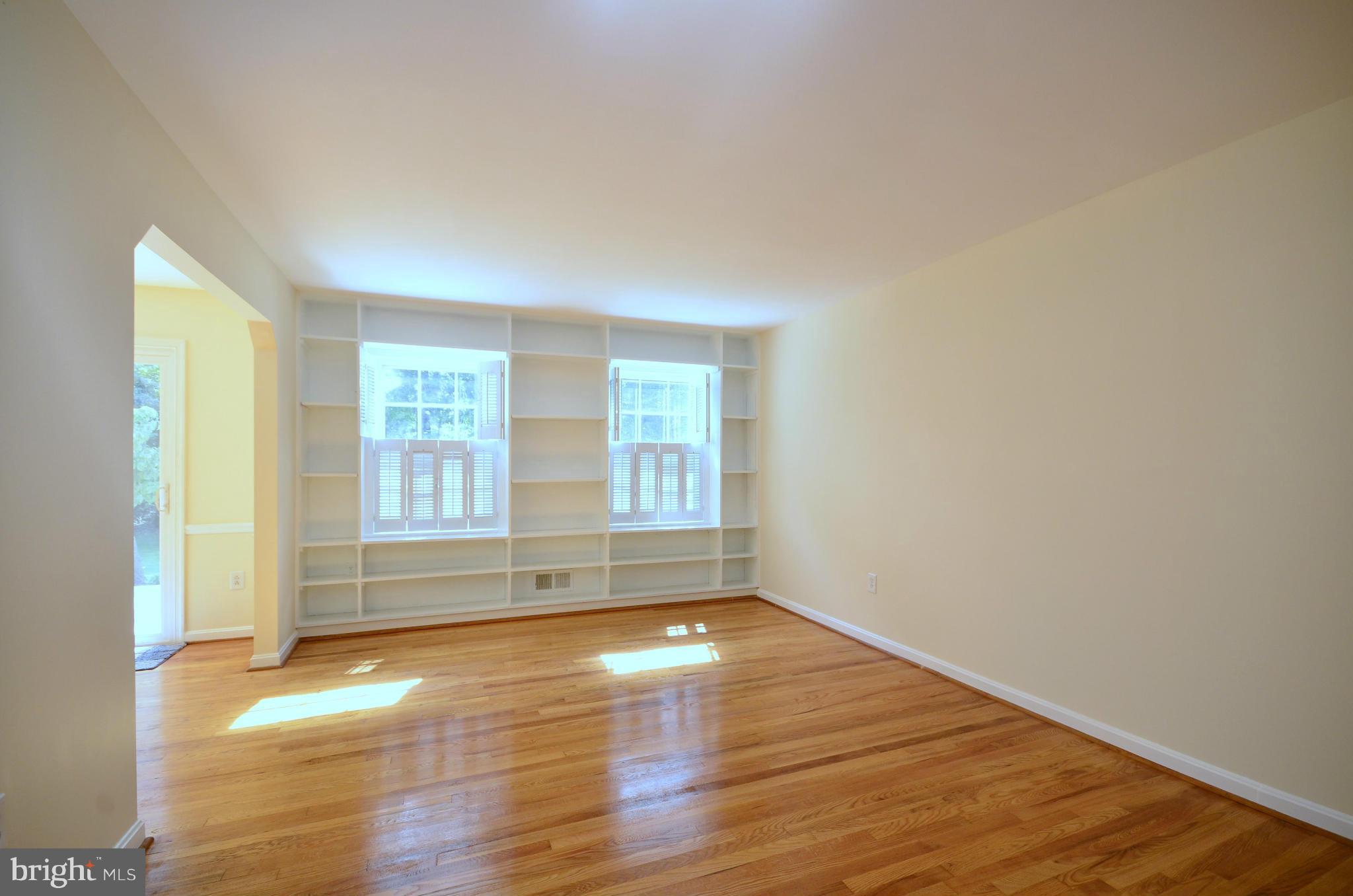 8620 Atwell Road Potomac, MD 20854 - Photo 4 of 30 Living Room