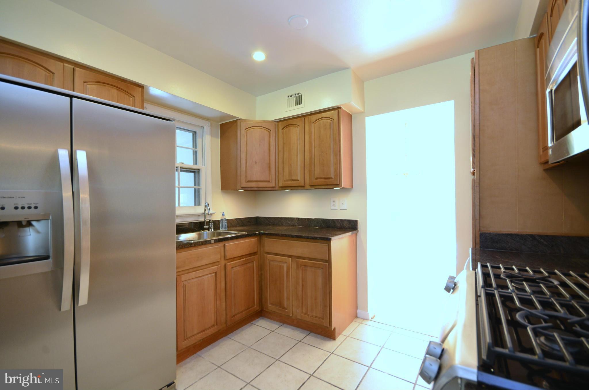 8620 Atwell Road Potomac, MD 20854 - Photo 10 of 30 Kitchen