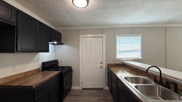 $1,450 | 325 East French Place, San Antonio, TX 78212