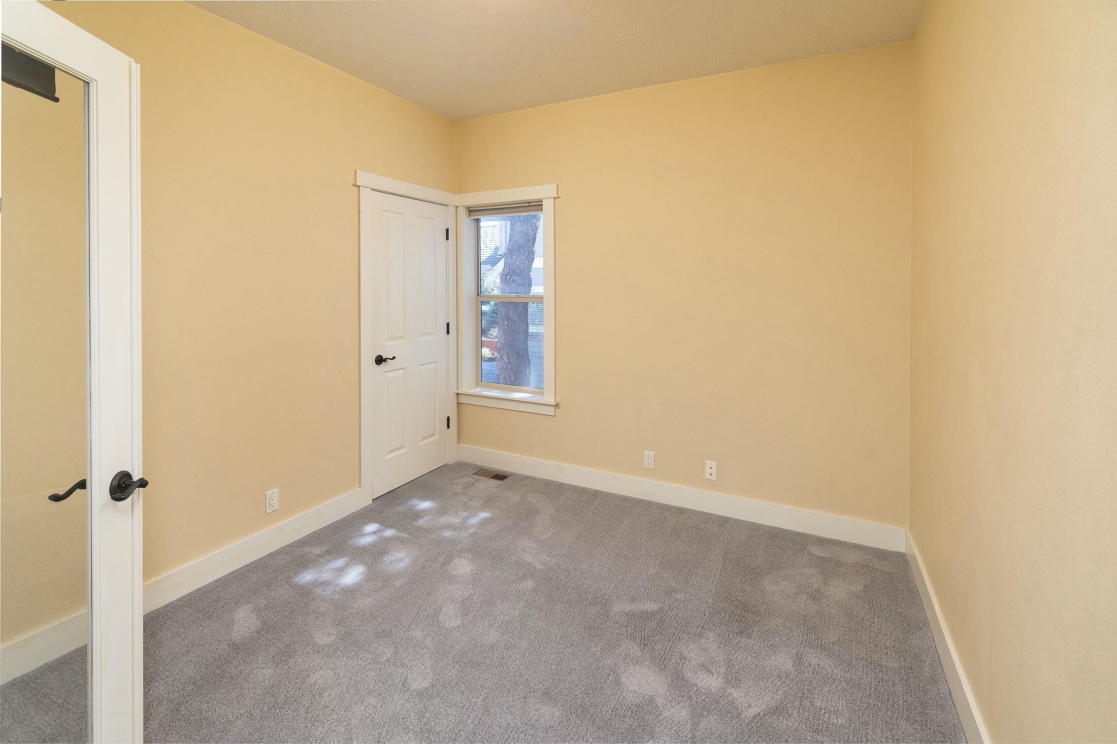 2539 Northwest Awbrey Road Bend, OR 97703 - Photo 9 of 27 Office/bedroom that has a washer & dryer.
