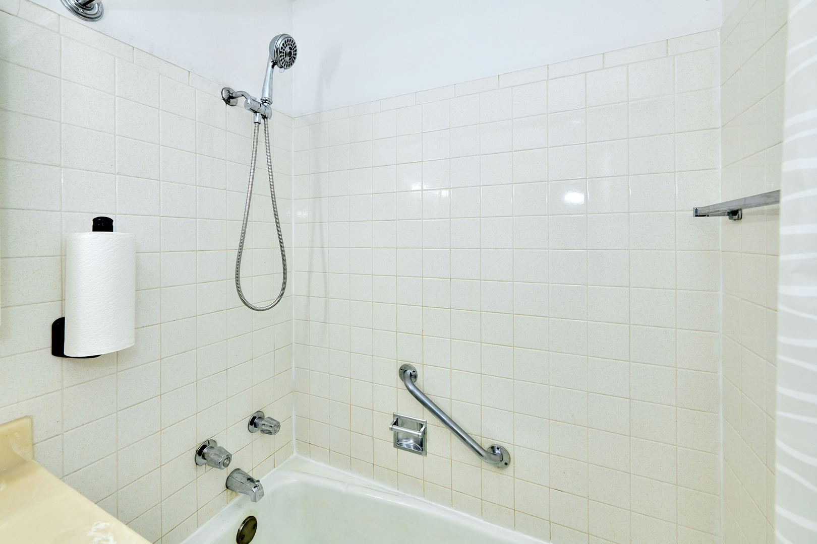 8541 Lotus Avenue, Unit 712 Skokie, IL 60077 - Photo 18 of 24 a bathroom with a bath tub with a shower