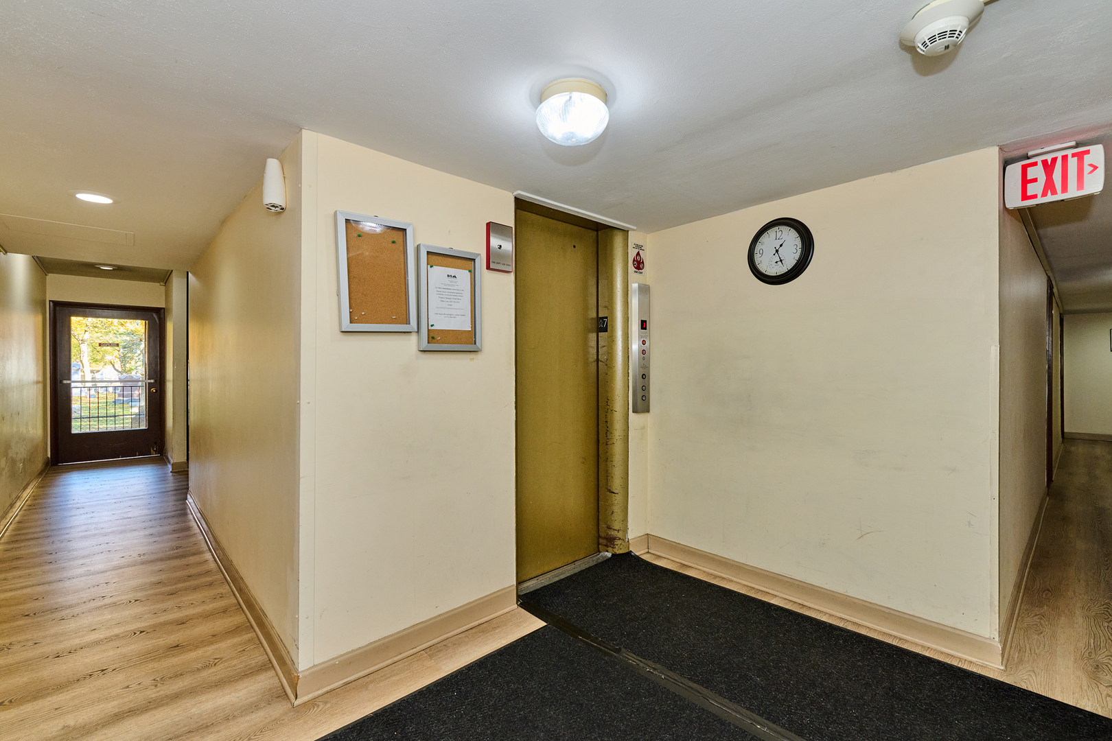 8541 Lotus Avenue, Unit 712 Skokie, IL 60077 - Photo 20 of 24 a view of a hallway with wooden floor