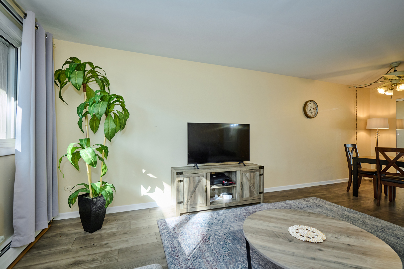 8541 Lotus Avenue, Unit 712 Skokie, IL 60077 - Photo 3 of 24 a living room with furniture and a potted plant