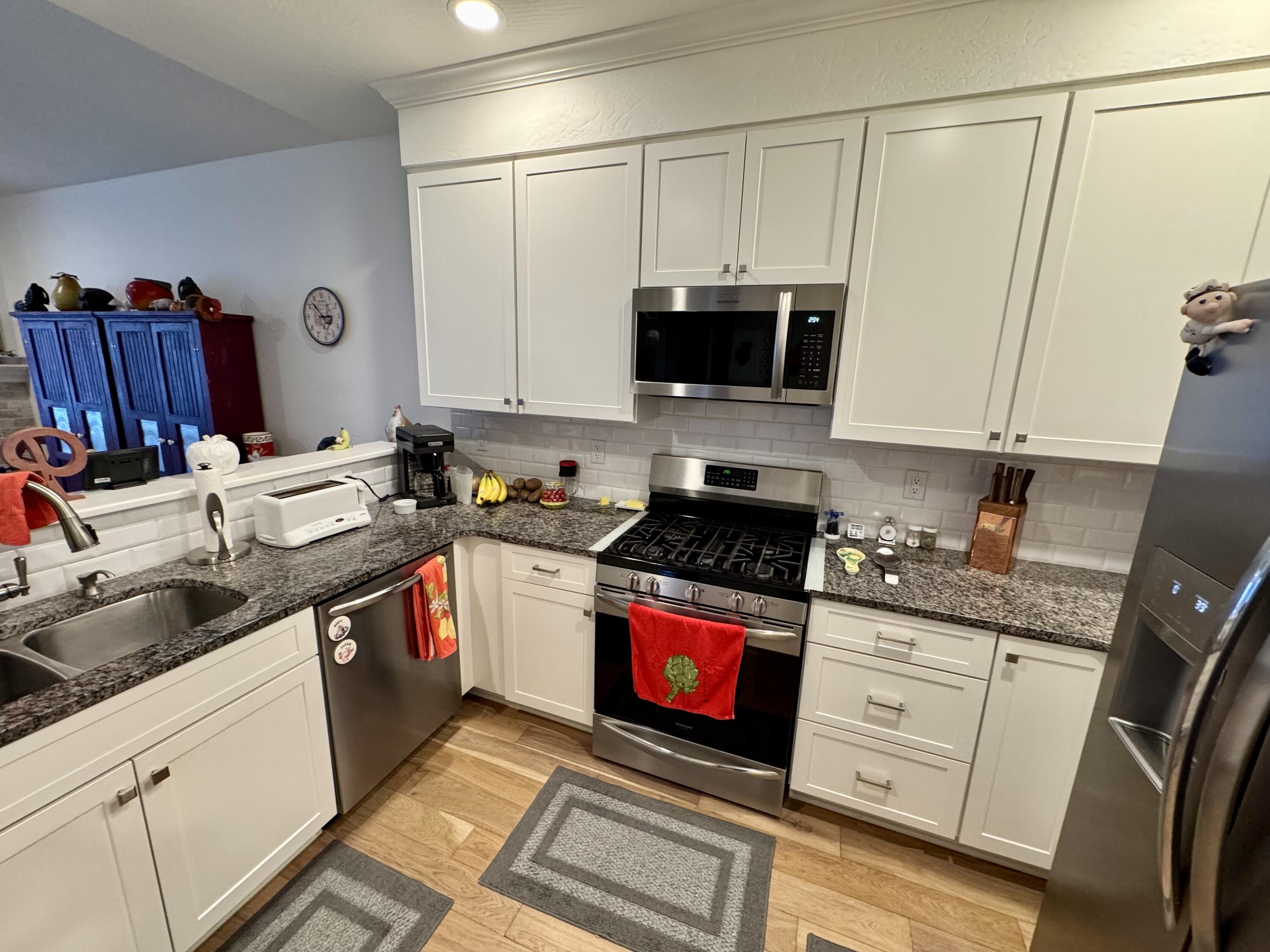 438 Cheney Loop Central Point, OR 97502 - Photo 4 of 15 Kitchen with granite counters, high end appliances