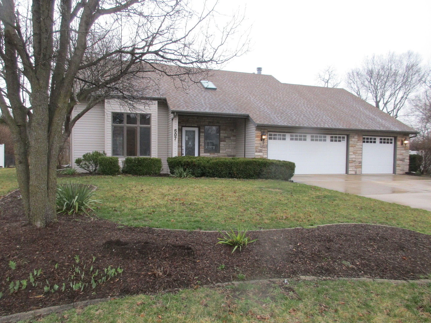507 San Carlos Road Minooka, IL 60447 - Photo 1 of 48 a front view of a house with garden