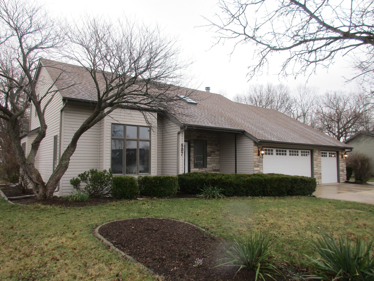507 San Carlos Road Minooka, IL 60447 - Photo 2 of 48 a front view of a house with garden