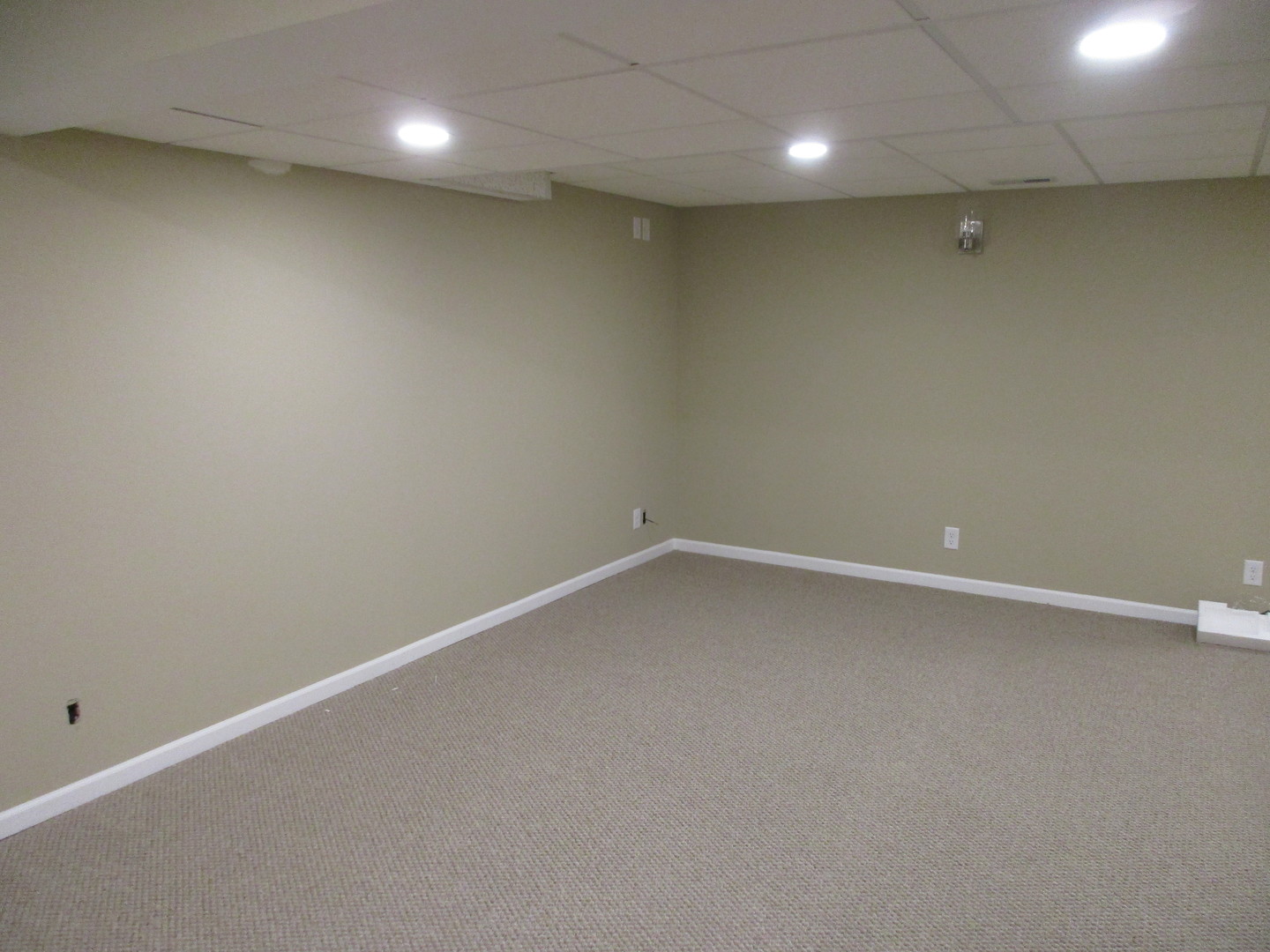 507 San Carlos Road Minooka, IL 60447 - Photo 33 of 48 an empty room with a workbench