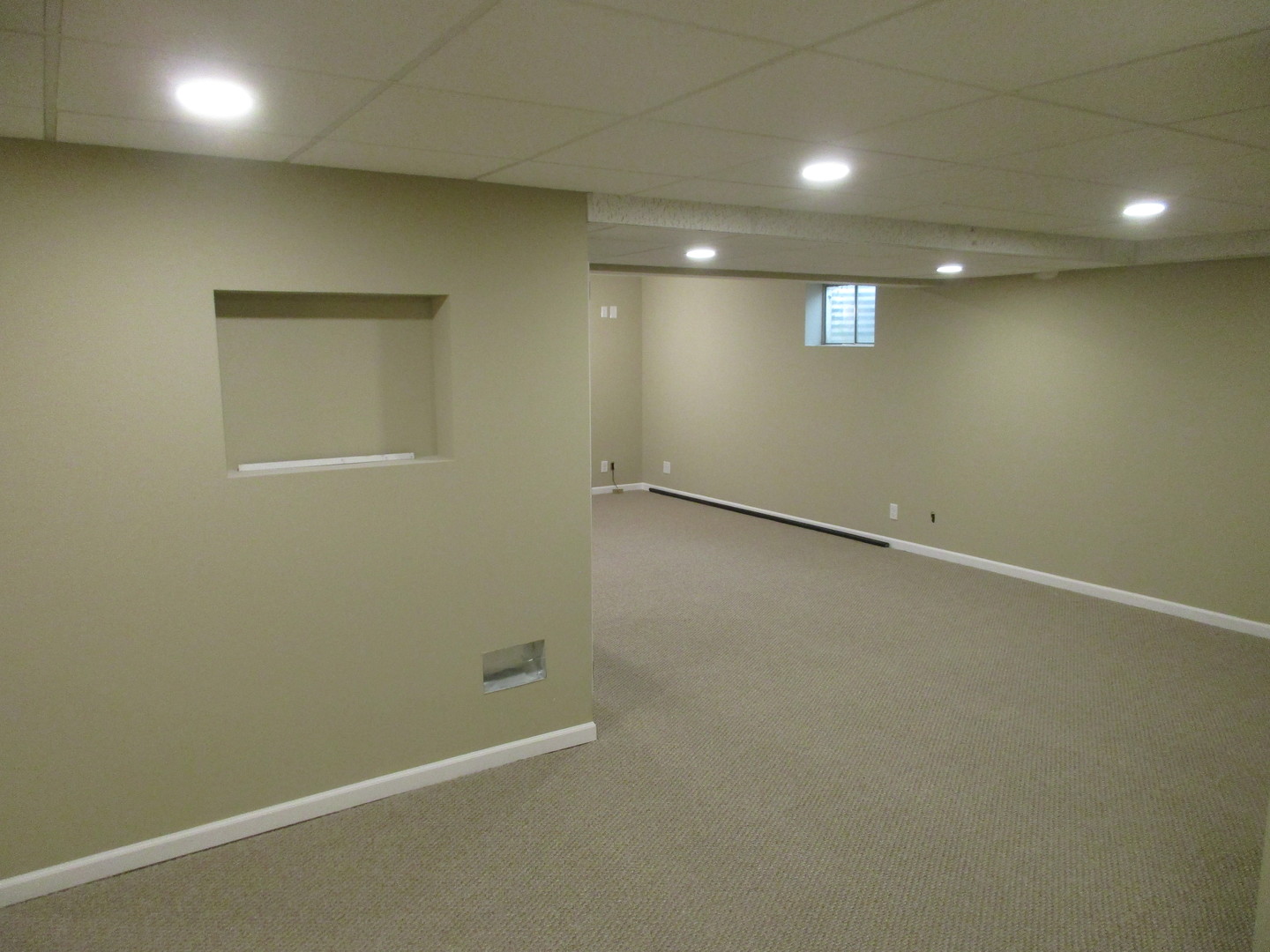 507 San Carlos Road Minooka, IL 60447 - Photo 34 of 48 an empty room with a workbench
