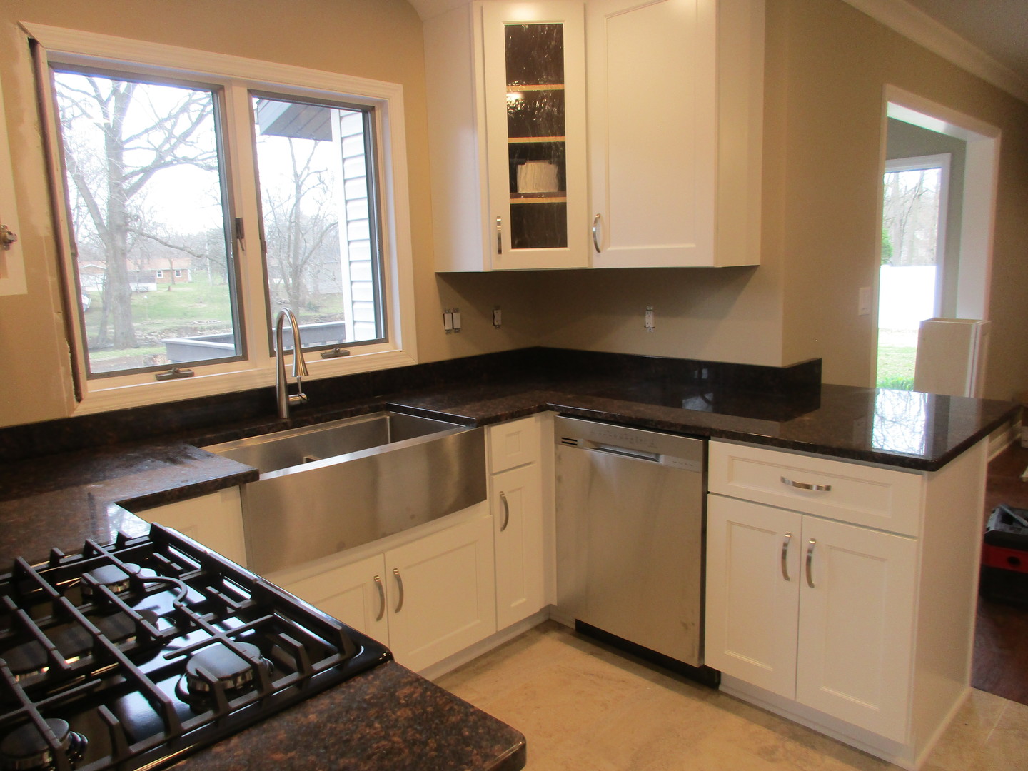 507 San Carlos Road Minooka, IL 60447 - Photo 5 of 48 a kitchen that has a sink and a stove