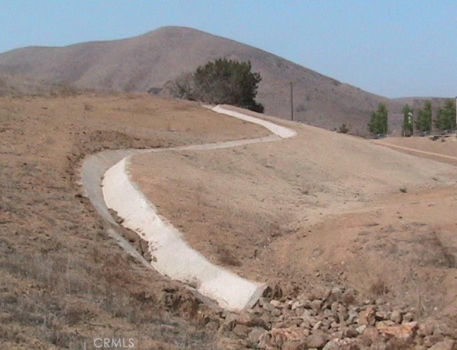 15255 Gavilan Springs Road Perris, CA 92570 - Photo 6 of 15 a view of a dry yard with mountains