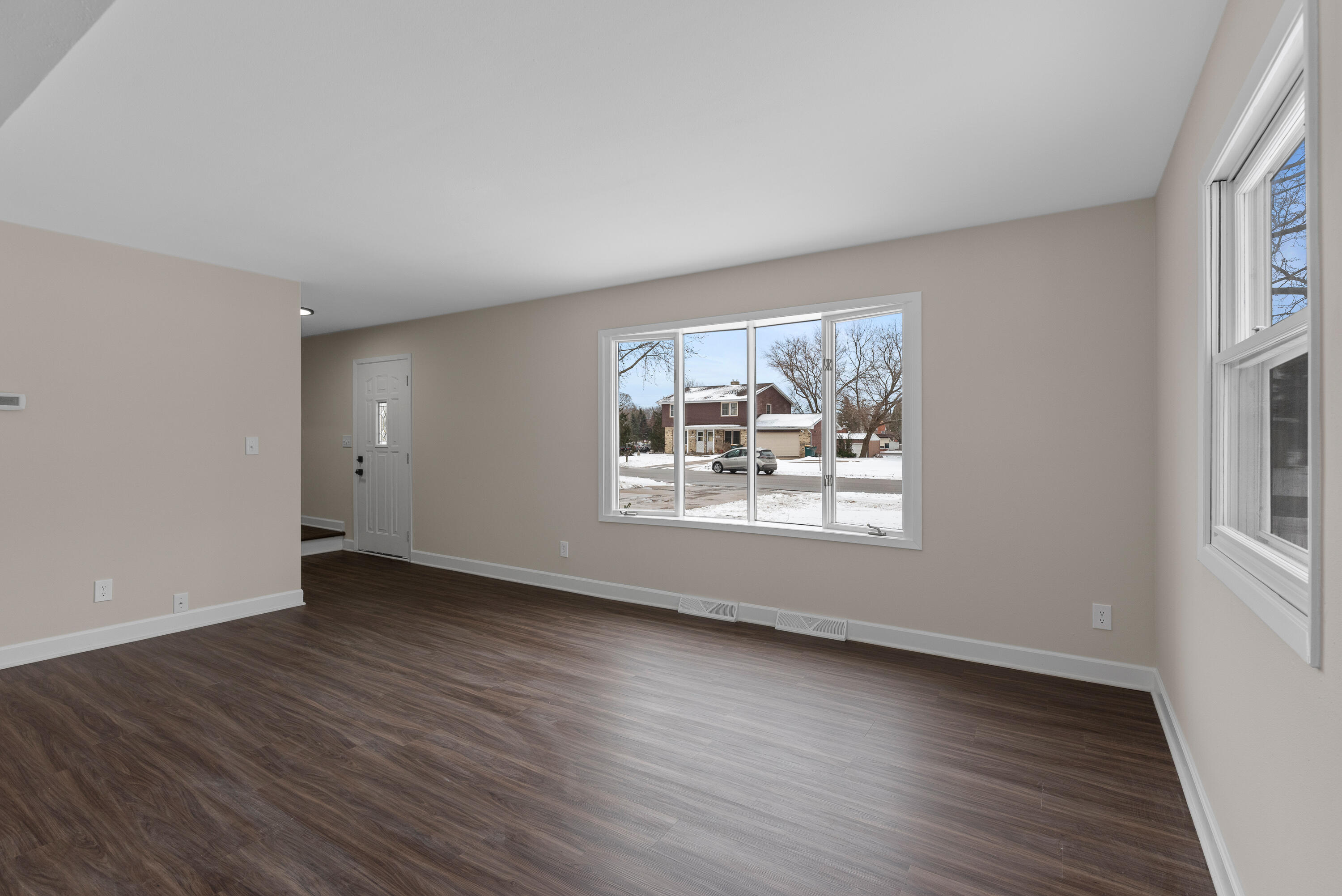 104 West Stoney Ridge Way Saukville, WI 53080 - Photo 3 of 25 104 W Stoney Ridge Way-3