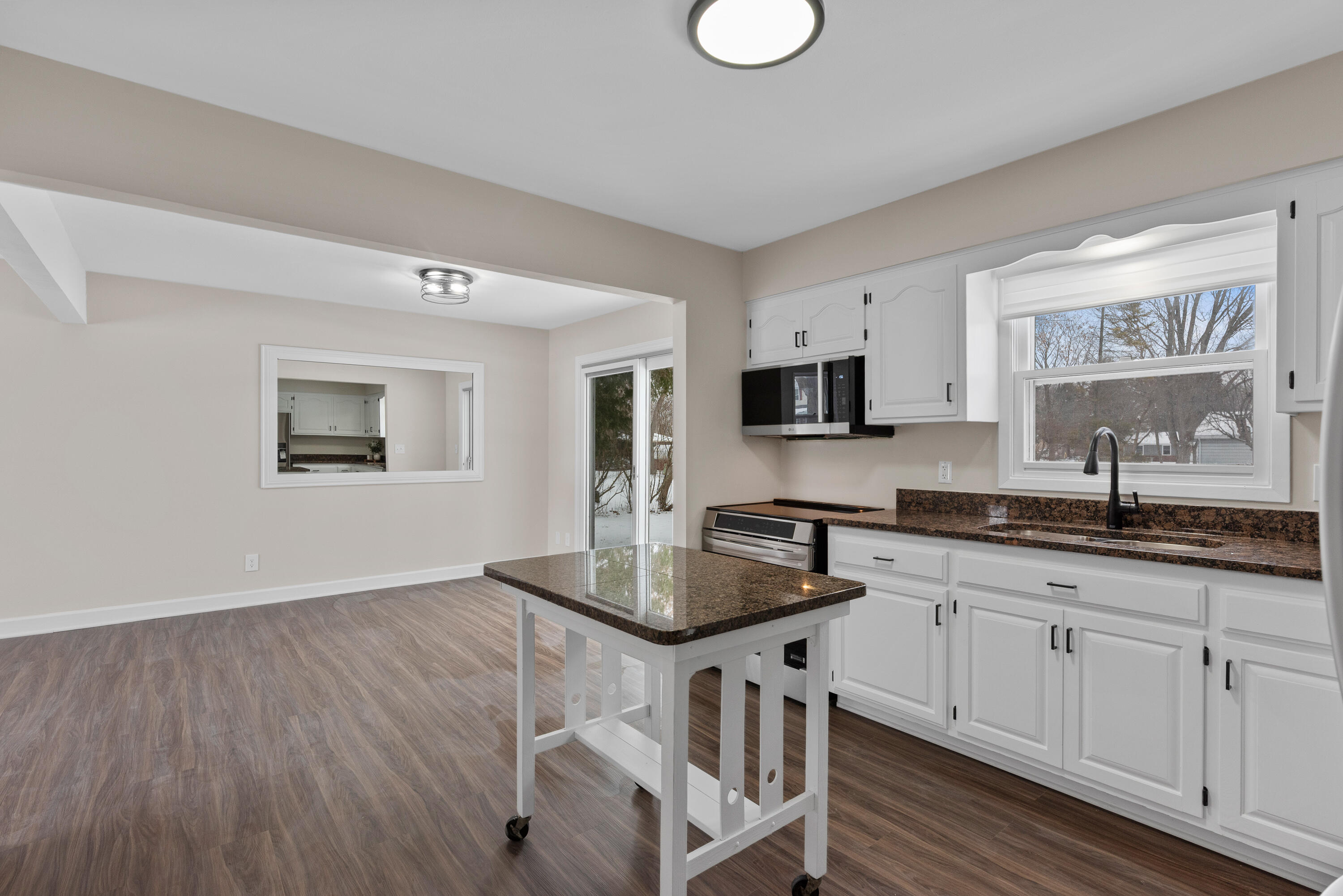 104 West Stoney Ridge Way Saukville, WI 53080 - Photo 8 of 25 104 W Stoney Ridge Way-4